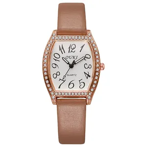 Detailopname van een roségouden tonneau horloge met kristallen en bruine leren band