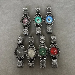 Montres à quartz gothiques avec reliefs de vigne et cadrans colorés sur fond de feutre gris