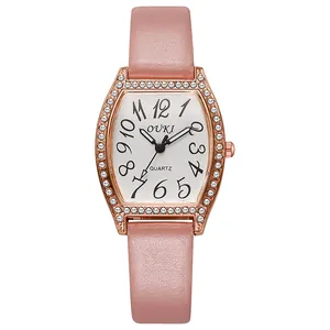 Detail van roségouden tonneau-horloge met kristallen bezel en roze leren band