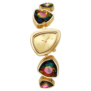 Detailansicht der dreieckigen Uhr mit Regenbogen-Kristallarmband im Makro-Stil