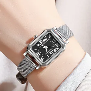 Orologio al quarzo vintage da donna con quadrante nero e cinturino in maglia argento.