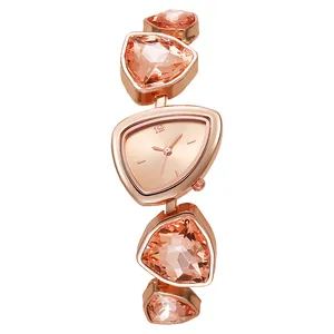 Detailansicht der luxuriösen roségoldenen Uhr mit unregelmäßigem Kristall-Schmuckarmband