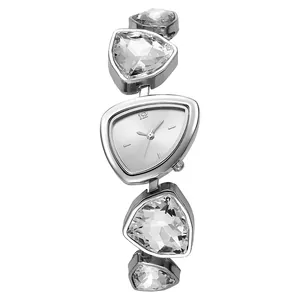 Detail einer silbernen Quarzuhr mit Dreieckskristallen und unregelmäßigem Armband