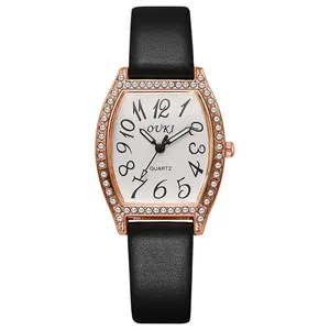 Rosegouden tonneau quartz horloge voor dames met diamanten bezel en zwarte leren band