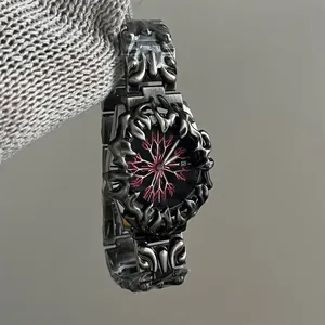 Montre gothique rétro en métal avec motifs en relief d'épines et cadran radial rouge