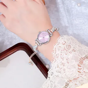 Dettaglio orologio al quarzo vintage con cinturino intrecciato e perle in ceramica blu
