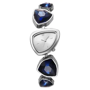 Detail der silbernen asymmetrischen Uhr mit blauem Kristall-Gliederarmband im Makro