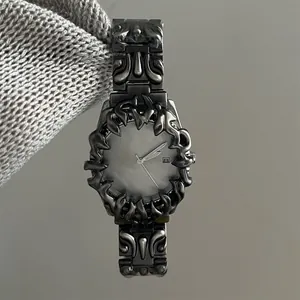 Montre gothique en métal rétro avec relief de flammes vintage et affichage de date