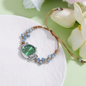 Dettaglio dell'orologio al quarzo con cinturino intrecciato e quadrante verde solare