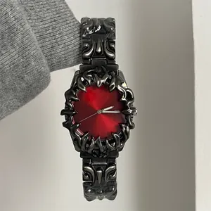 Montre à Quartz Gothique Punk en Alliage de Métal Vieilli avec Relief de Griffe Bracelet en Acier Inoxydable Cadran Œil du Diable