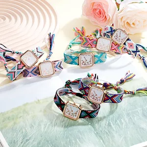 Montres papillon carrées de style bohème avec bracelets tissés à pompons colorés