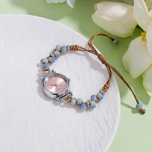 Dettaglio di orologio al quarzo rosa con cinturino in perline blu fatto a mano