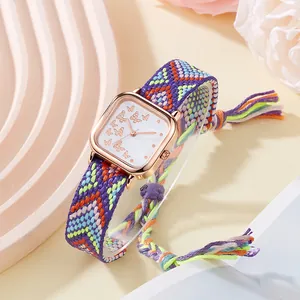 Montre femme carrée bohème avec cadran papillon doré et bracelet tissé coloré à pompons