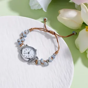 Dettaglio dell'orologio bracciale vintage con perline di ceramica blu e cinturino regolabile