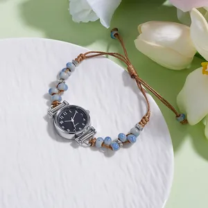Dettaglio orologio al quarzo con perline di marmo blu e cinturino intrecciato su piatto