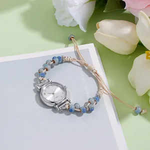 Dettaglio del cinturino intrecciato con perline di marmo blu e quadrante in argento quarzo