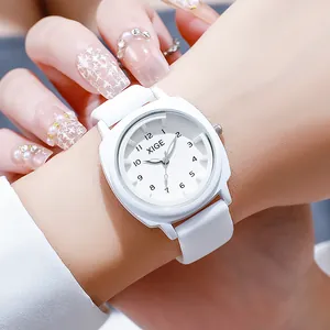 Reloj de cuarzo blanco minimalista para mujer con agujas plateadas y esfera redonda