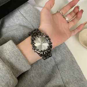 Détail de montre vintage à griffes avec cadran argenté et fenêtre de date