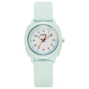 Vista detallada del reloj de cuarzo impermeable verde menta con correa de silicona y dial blanco
