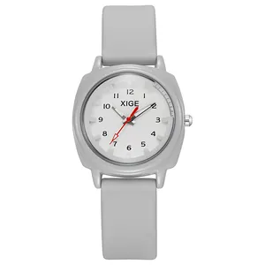 Detalle de reloj de cuarzo gris resistente al agua con esfera blanca y segundero rojo