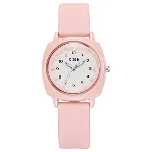 Primer plano detallado de esfera de reloj rosa con números arábigos y logo XIGE