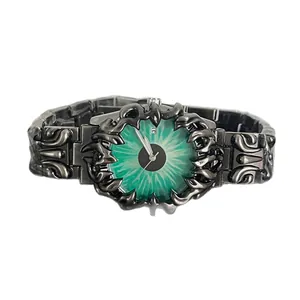 Montre punk gothique avec griffes en métal, cadran œil vert et bracelet à maillons