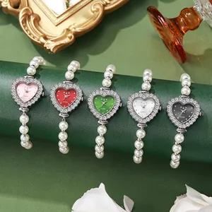 Reloj de cuarzo en forma de corazón con bisel de diamantes y correa de perlas
