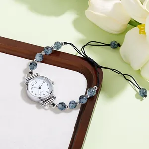 Dettaglio orologio da donna con perline marmorizzate blu e quadrante in argento lucido