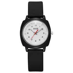 Detalle de la esfera del reloj negro mate con un distintivo segundero de color rojo