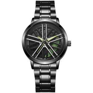 Detail van 3D-racewielvelg wijzerplaat met groene remklauw op zwart stalen horloge