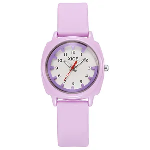 Detalle de la correa de silicona lila y la esfera minimalista del reloj de cuarzo moderno