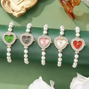 Elegantes relojes de cuarzo con forma de corazón, biseles de pedrería y correas de perlas