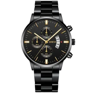 Detalle de reloj negro para hombre con agujas doradas y esfera de cronógrafo de tres ojos