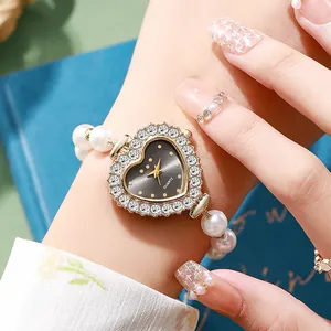 Elegante reloj de cuarzo en forma de corazón con bisel de strass y correa de perlas
