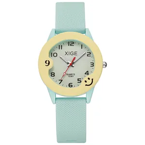 Dettaglio dell'orologio al quarzo impermeabile per bambini con cinturino in silicone verde