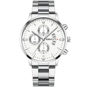 Detalle frontal del reloj de acero plateado con esfera blanca y ventana de fecha