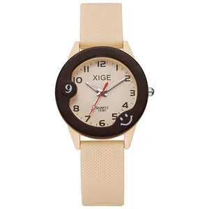 Dettaglio dell'orologio al quarzo per bambini con cinturino in silicone beige