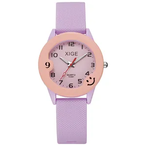 Dettaglio del cinturino in silicone viola e dell'emoticon in rilievo sulla lunetta dell'orologio