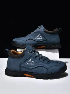 Detailansicht blauer Wildleder-Loafer mit weißem Salkin-Logo und Gummisohle