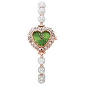 Detalle de la caja con forma de corazón en oro rosa con esfera verde esmeralda