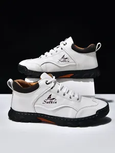 Makrodetail der Herren Freizeitschuhe mit Salkin Logo und Gummisohle Textur Detail