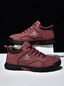 Detail der burgunderroten Outdoor-Freizeitschuhe mit weißem Logo und langlebiger dicker Sohle