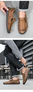 Detail der handgefertigten Nähte und des Seitenreißverschlusses am braunen Lederslipper