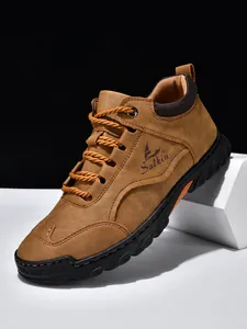 Detailansicht brauner Leder-Loafer mit Handnähten und dicker Gummisohle für Herren