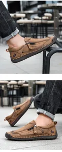 Detail eines braunen Leder-Loafers mit seitlichem Reißverschluss und handgenähten Nähten