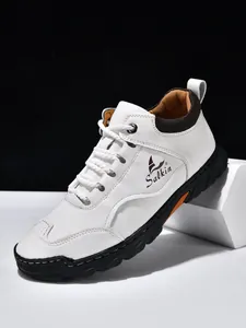 Detail der weißen Herren-Freizeitschuhe aus Leder mit Salkin-Logo und schwarzer Gummisohle