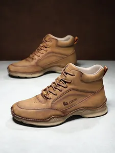 Gros plan détaillé de bottines en cuir PU beige avec coutures fines et semelle antidérapante