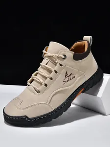 Detailansicht der khakifarbenen Wildleder-Loafer für Herren mit Nähten und Logo