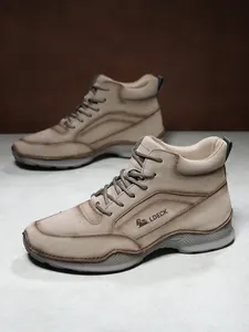 Détail macro de bottines homme en cuir PU kaki avec logo LDECK et coutures précises
