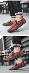 Details handgenähter brauner Leder-Loafer mit Reißverschluss und Gummisohlenstruktur